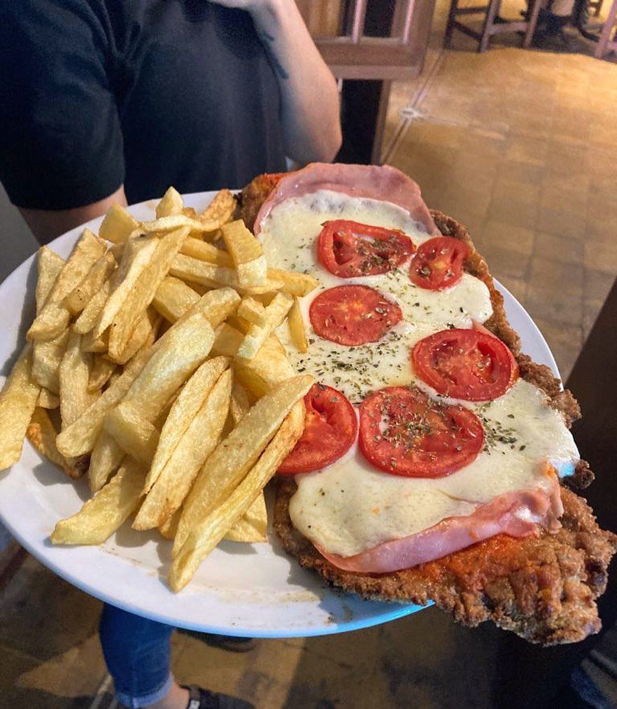 Milanesa napolitana con jamón, queso y tomate, con papas fritas