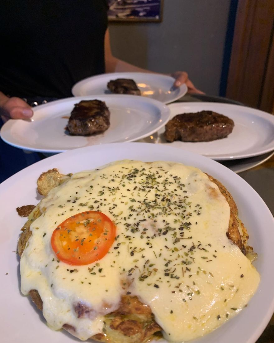 Tortilla Gloria con mozzarella y tomate, con bifes de fondo