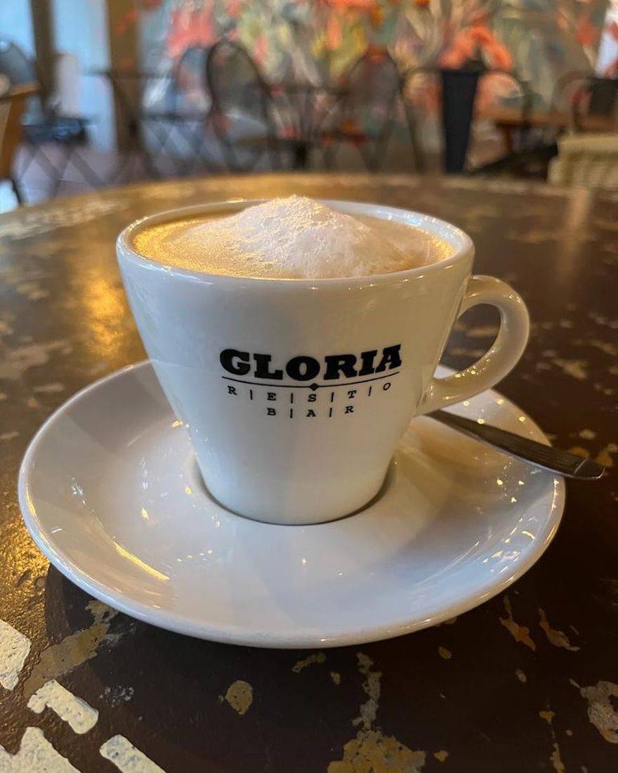 Capuchino en taza de Gloria