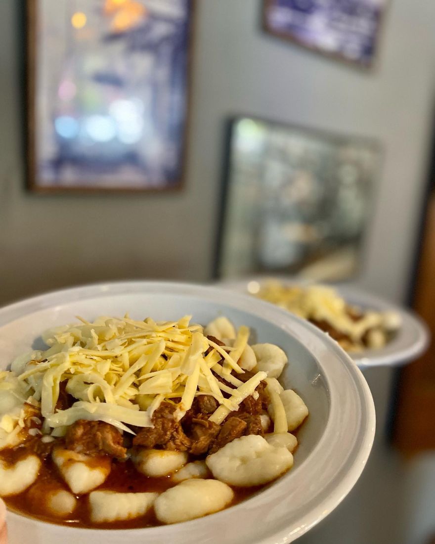 Ñoquis con salsa y queso rallado