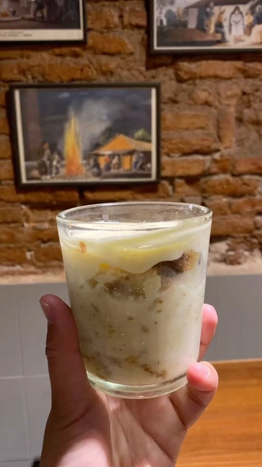 Postre en vaso servido en el salón