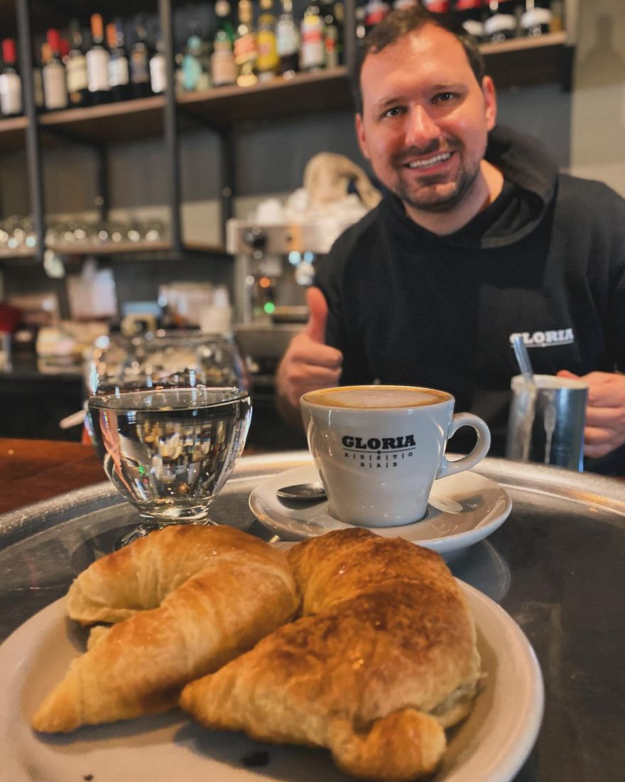 Medialunas y café en la barra, atendido con una sonrisa