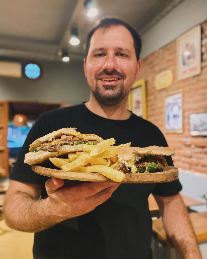 Lomito con papas fritas servido en tabla de madera